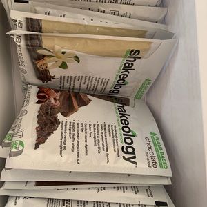 Shakeo vanilla and choc.  17 packets.